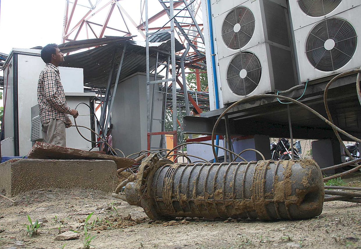 Mobile tower two sides clashed, assault and vandalism