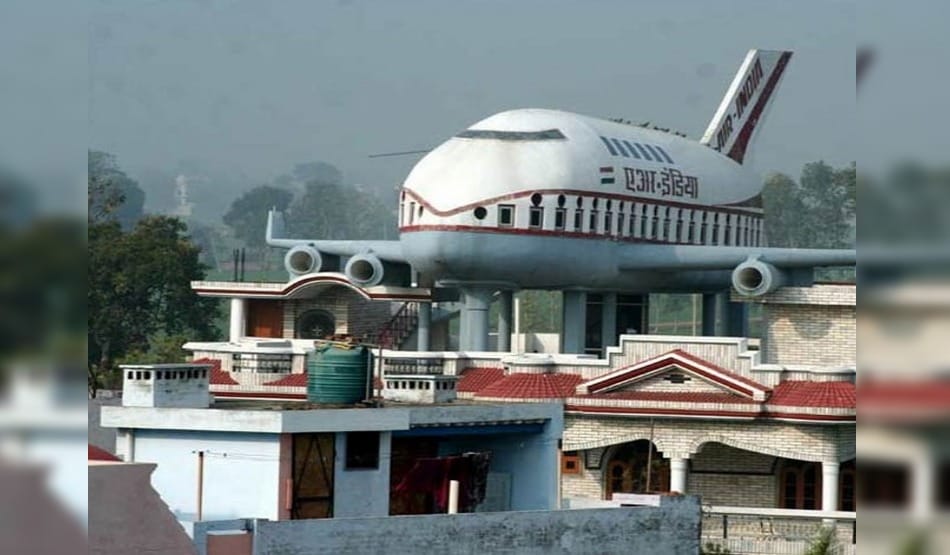 amazing pictures, aeroplane on roof of many house at punjab