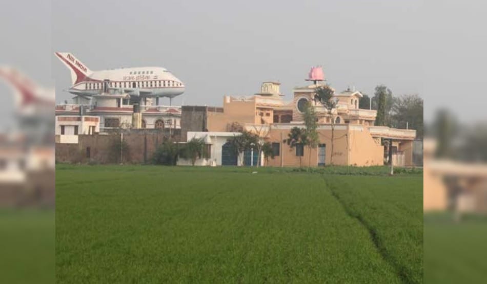 amazing pictures, aeroplane on roof of many house at punjab