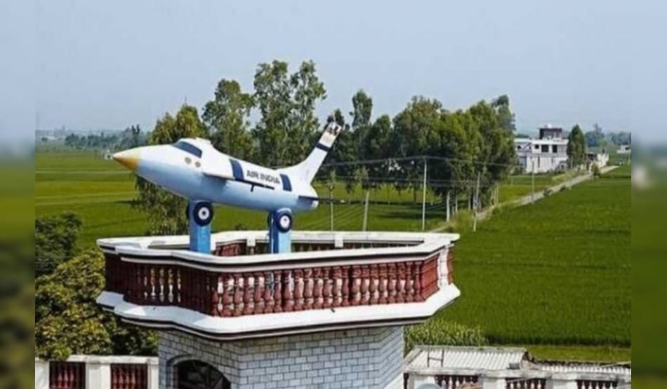 amazing pictures, aeroplane on roof of many house at punjab