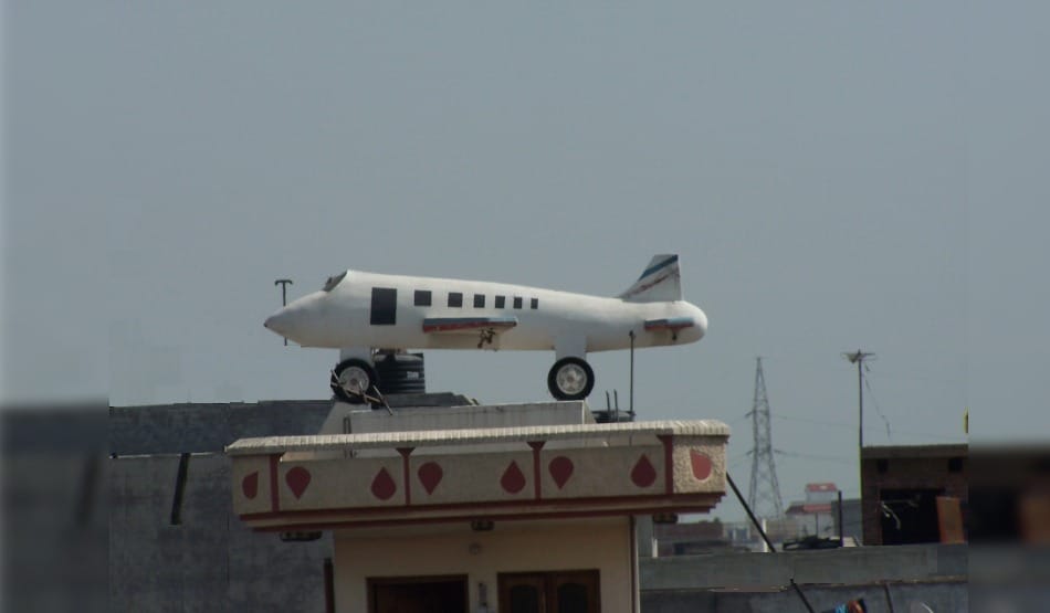 amazing pictures, aeroplane on roof of many house at punjab