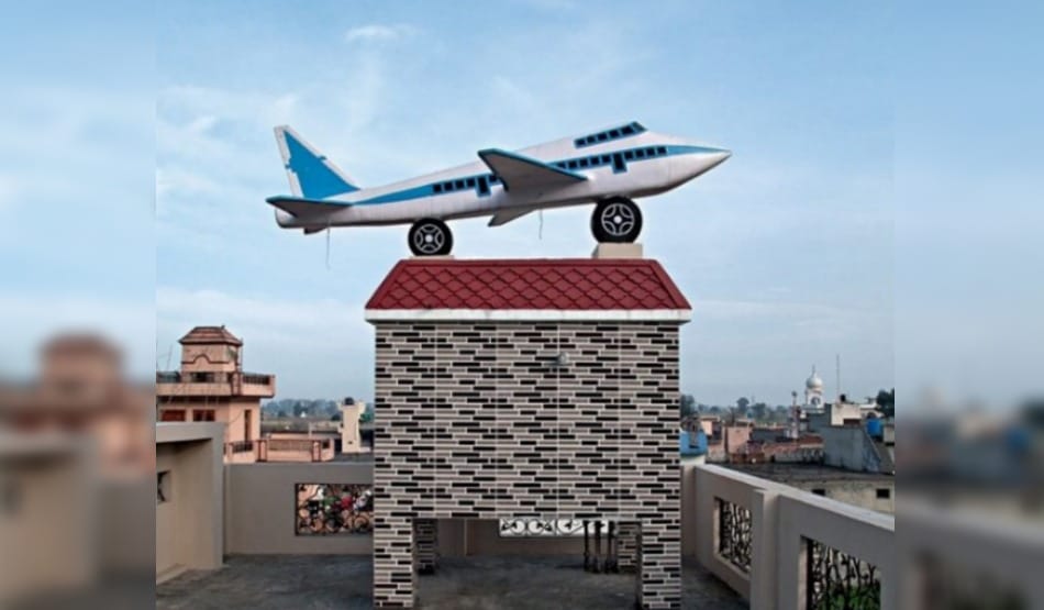 amazing pictures, aeroplane on roof of many house at punjab