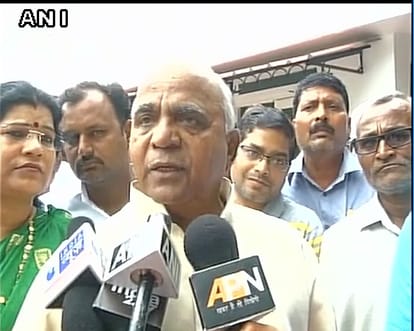 Balram Yadav, who was sacked by Akhilesh Yadav, breaks down & says 'Samajwadi party is my life'.