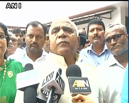 Balram Yadav, who was sacked by Akhilesh Yadav, breaks down & says 'Samajwadi party is my life'.