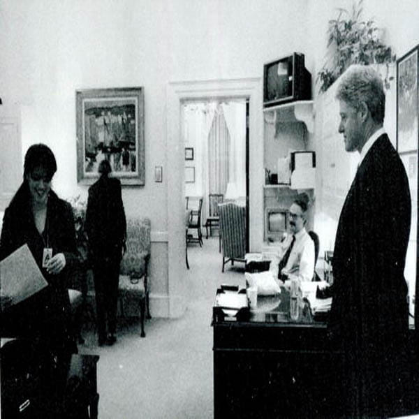 ex-Secret officer tells how Bill Clinton and Monica Lewinsky were caught having sex in Oval Office 