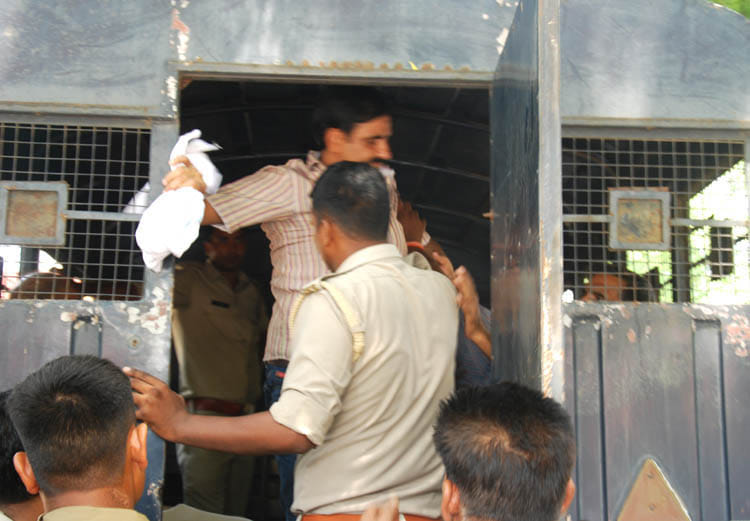 Captive-police clashed in court premises