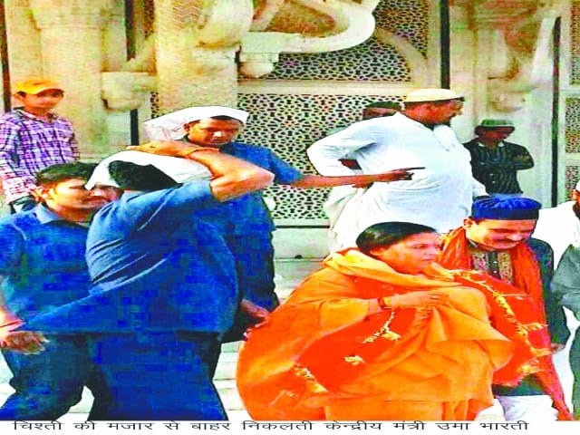 Chishti shrine pray for Ganga