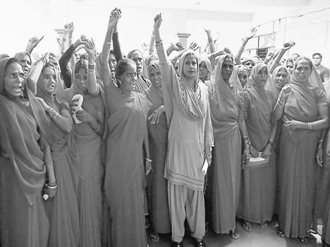 Arrests demonstrate the Gulabi Gang