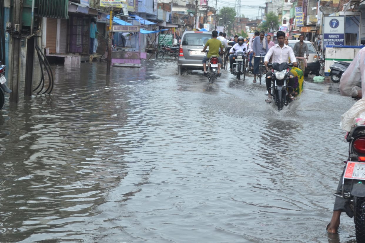 heavy raining in city