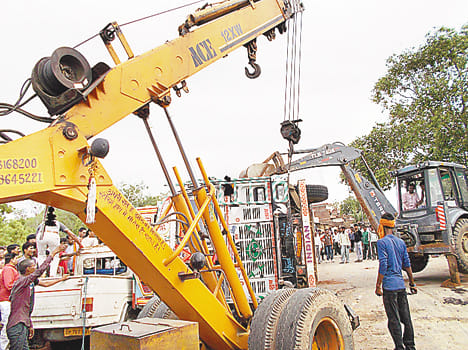 Reflex truck loader , driver and helper extracted buried