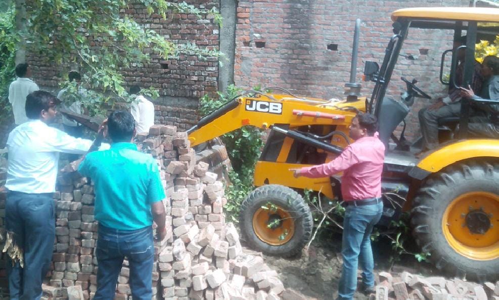 JCB Grji, stirred