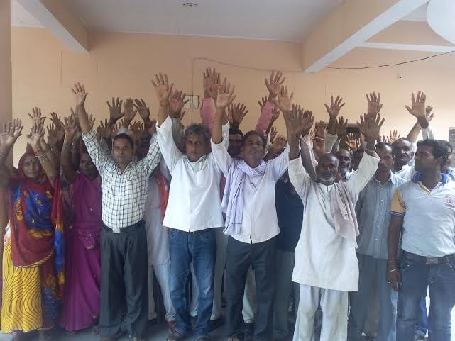 Rjnauli villagers surrounded the police station