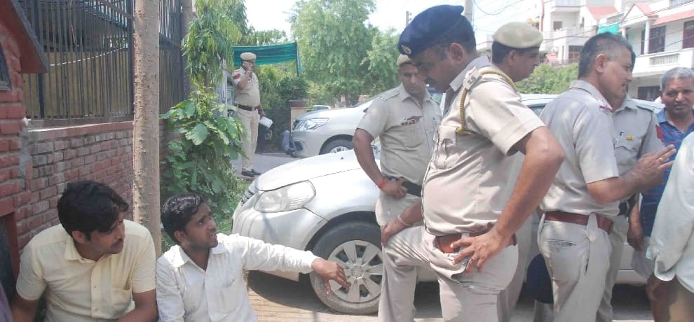 Bike riding miscreants robbed of daylight, absconded with millions of rupees