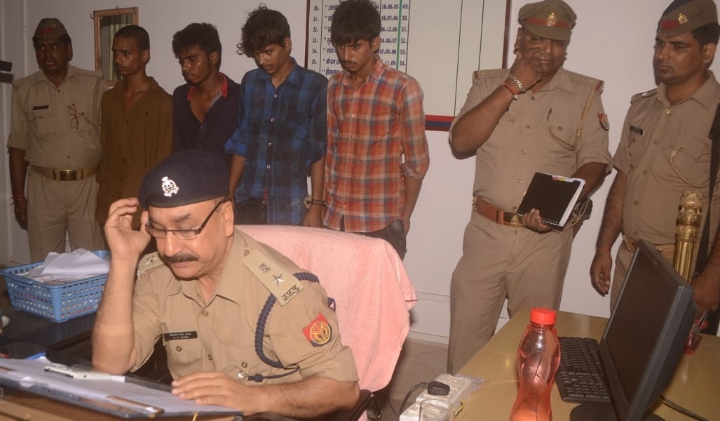 shauk poora karane ko 12veen ke chhaatron ne lootee kaar