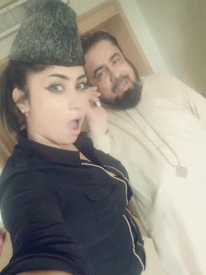 Pak Model Qandeel baloch selfie with mufti creats tension.