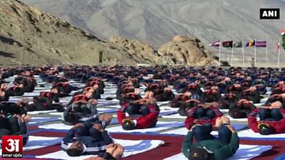 Army men perform yoga at Siachen