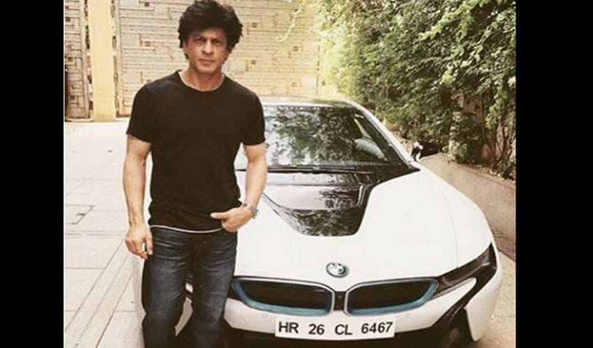a woman lay down in front of shahrukh's car