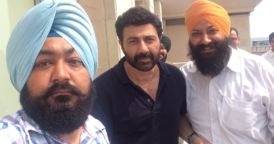 actor sunny deol, sunny deol family, sunny deol in summer vication, sunny deol with selfee, ropar 