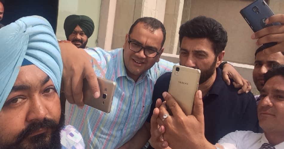 actor sunny deol, sunny deol family, sunny deol in summer vication, sunny deol with selfee, ropar 