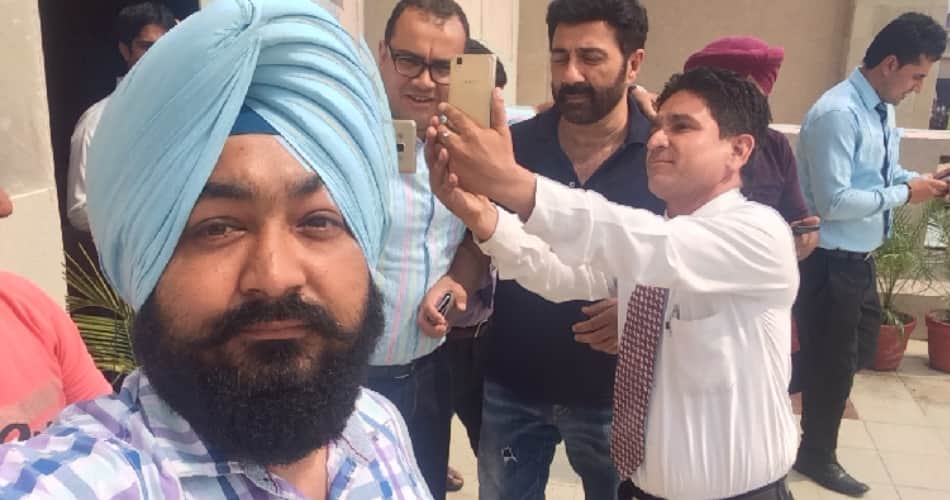 actor sunny deol, sunny deol family, sunny deol in summer vication, sunny deol with selfee, ropar 