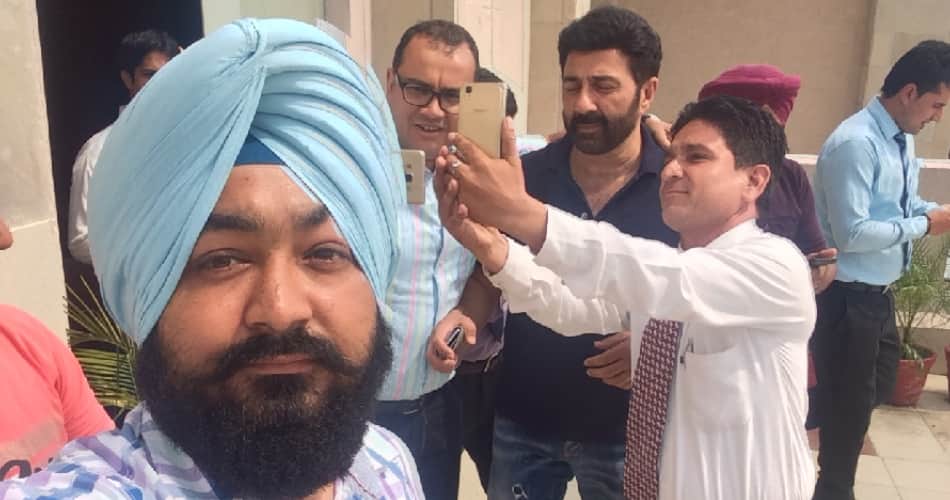 actor sunny deol, sunny deol family, sunny deol in summer vication, sunny deol with selfee, ropar 