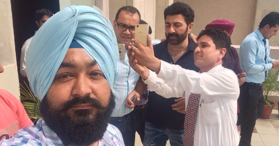 actor sunny deol, sunny deol family, sunny deol in summer vication, sunny deol with selfee, ropar 