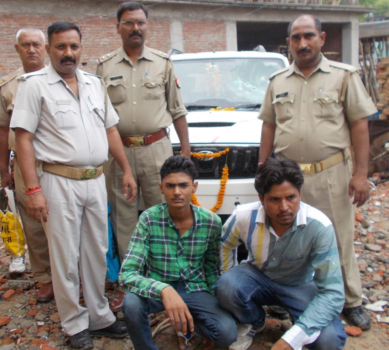 Two smugglers arrested with country liquor