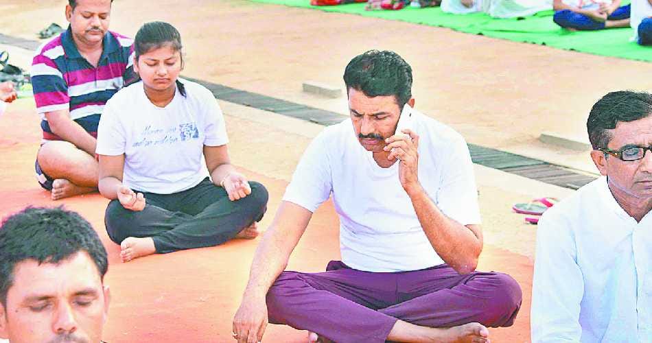 world yoga day, mobile yoga, selfie yoga, yog in dabwali, sirsa news