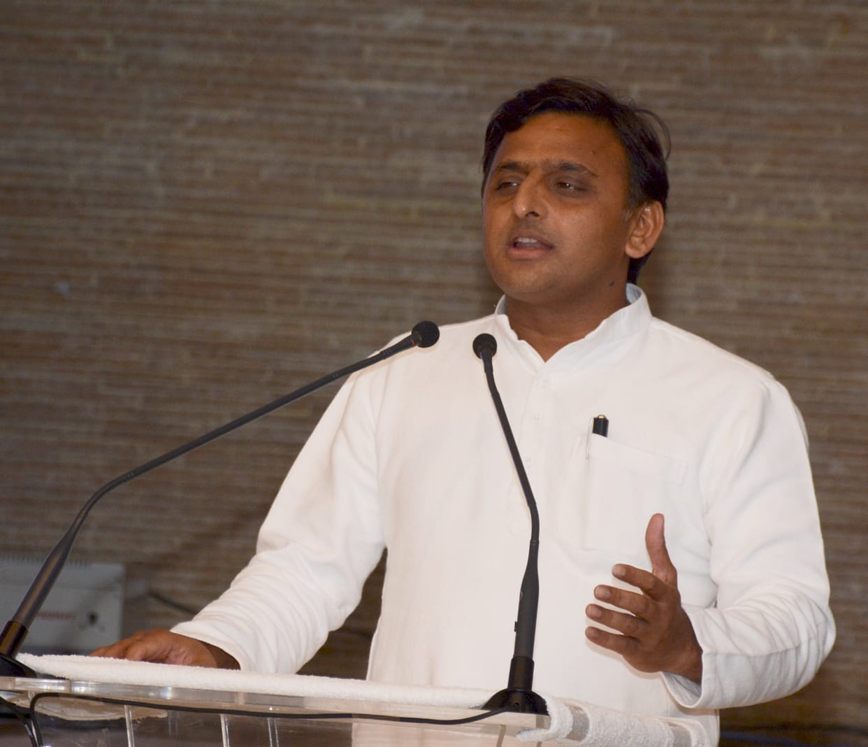 akhilesh yadav pays tribute to late pm chandrashekhar