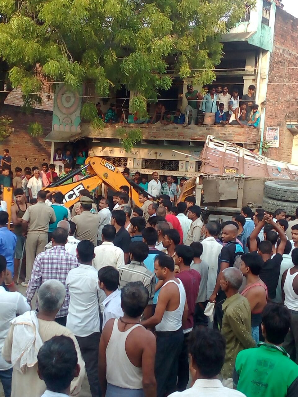 truck accident four people killed in jaunpur