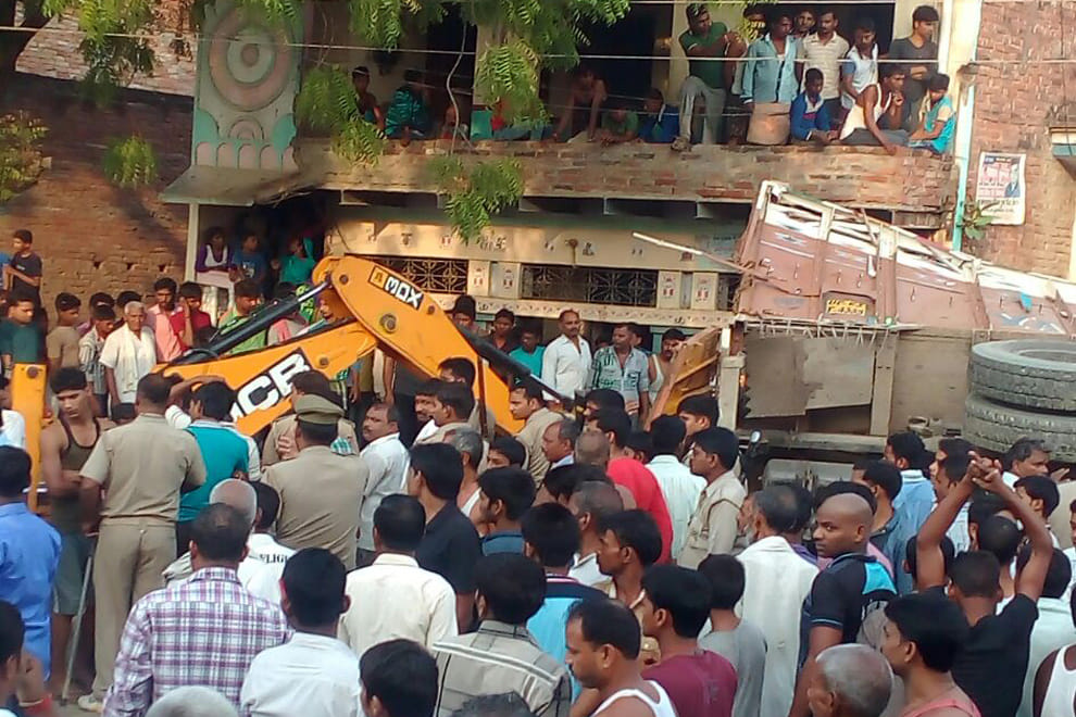 truck accident four people killed in jaunpur