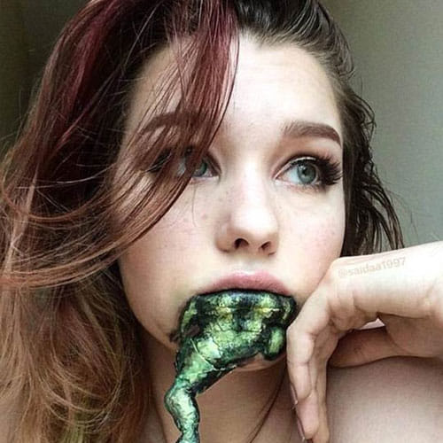 this girl transform herself as horror creature