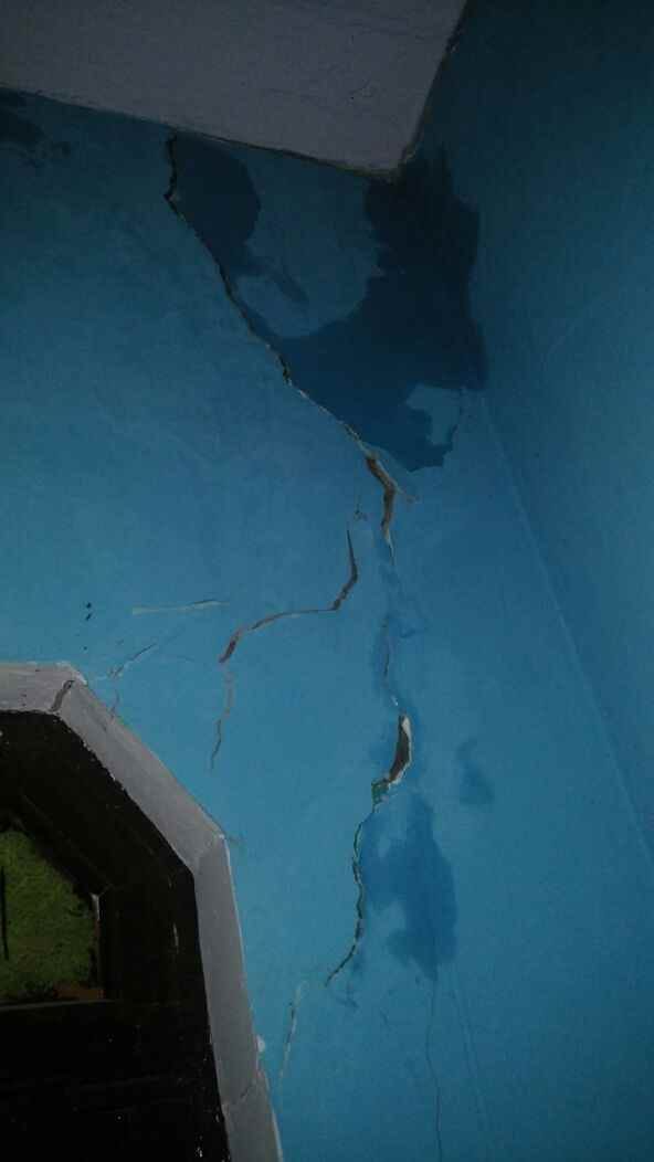 Water leaks from the pipeline began ripping houses
