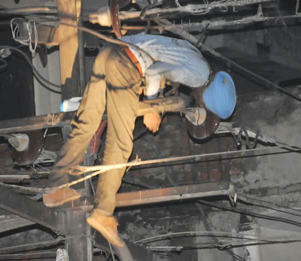 lineman dead body sticked to hightension wires, people become spectator in ludhiana