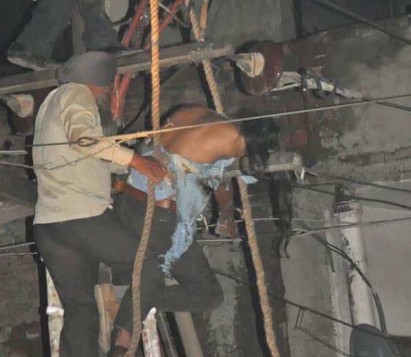 lineman dead body sticked to hightension wires, people become spectator in ludhiana