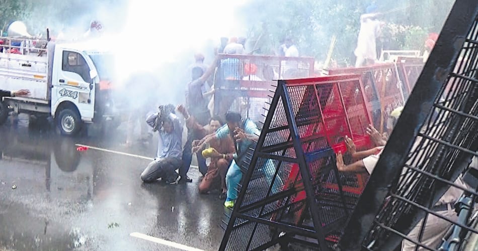 lathicharge, police lathicharge, chandigarh police lathicharge, mohali lathicharge, mohali