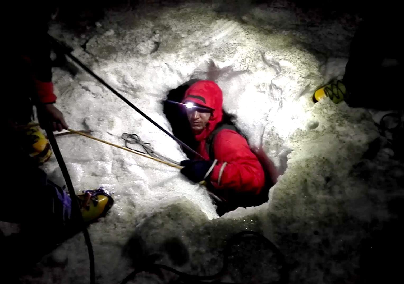 mountainier stuck in snow peak crack