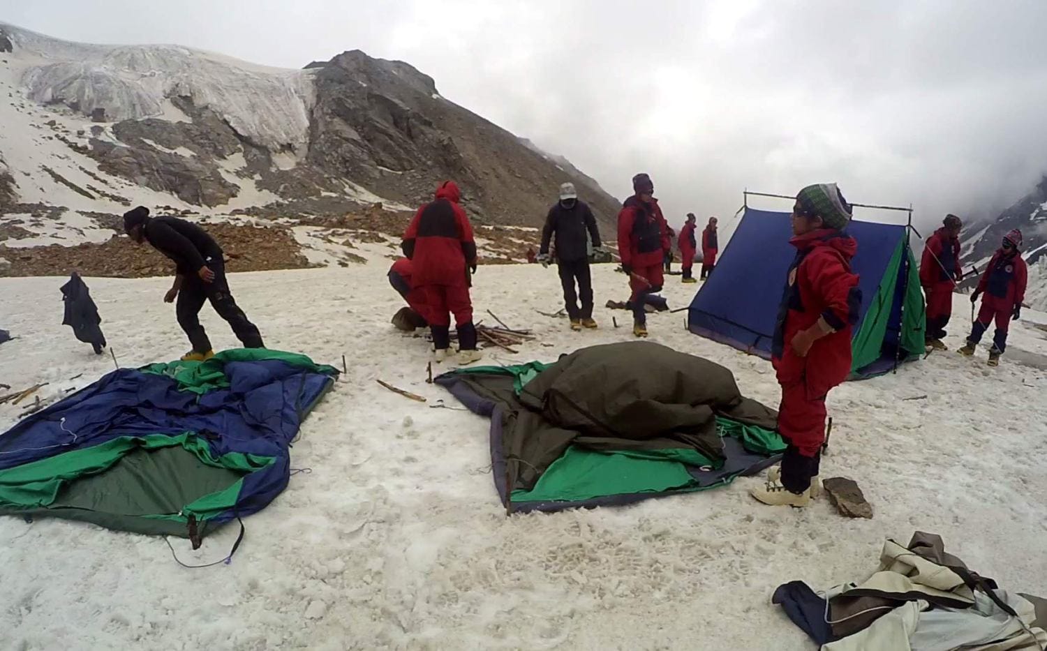 mountainier stuck in snow peak crack