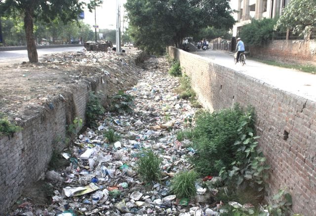 Head monsoon, the valley littered with dirt