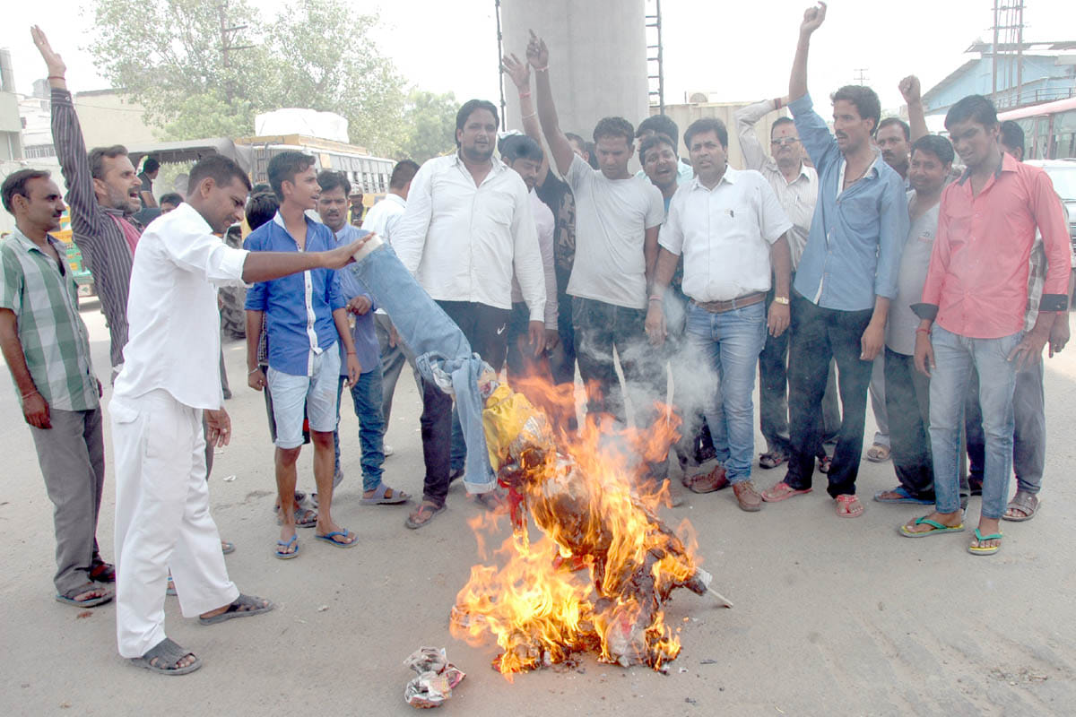 SP leader angry Spurred Bihari 