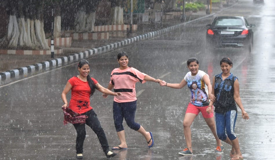 welcome of pre monsoon rain by youth in chandigarh, picture