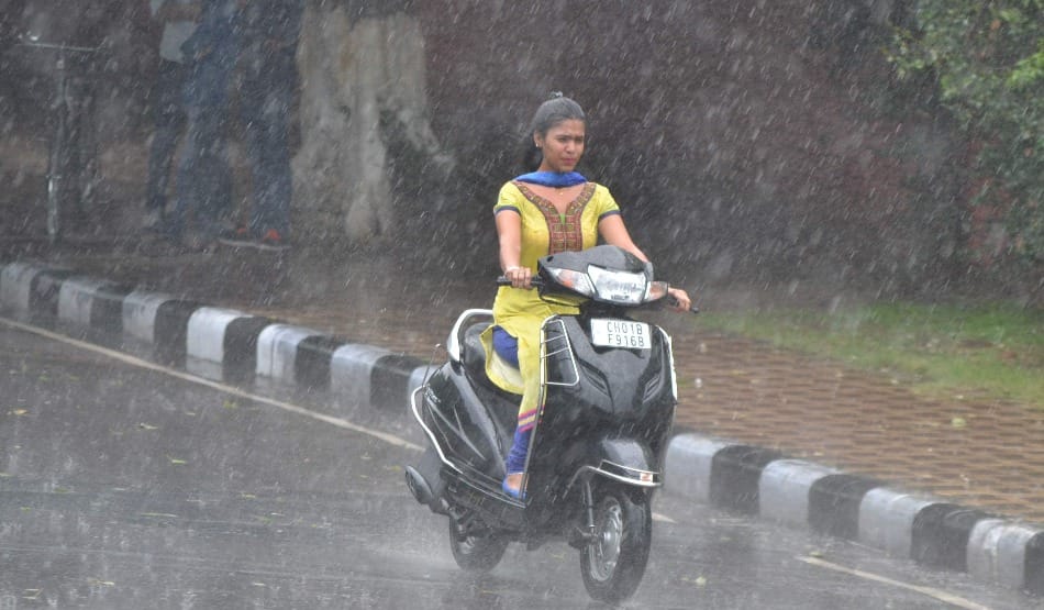 welcome of pre monsoon rain by youth in chandigarh, picture