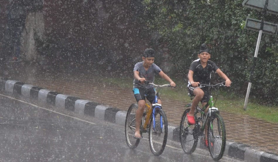 welcome of pre monsoon rain by youth in chandigarh, picture