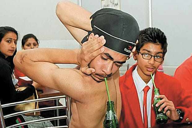 rubberman jaspreet singh kalra, jaspeet singh kalra amazing flexible body, rubberman