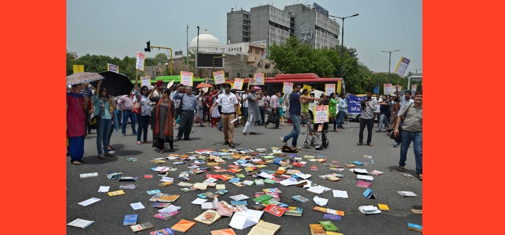 Teachers books wind up on the road between the police by throwing crushed
