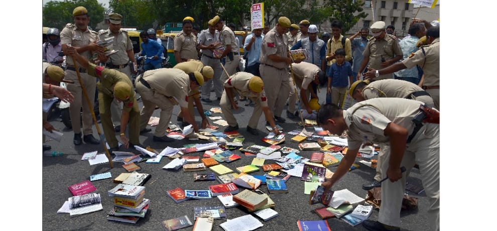 Teachers books wind up on the road between the police by throwing crushed