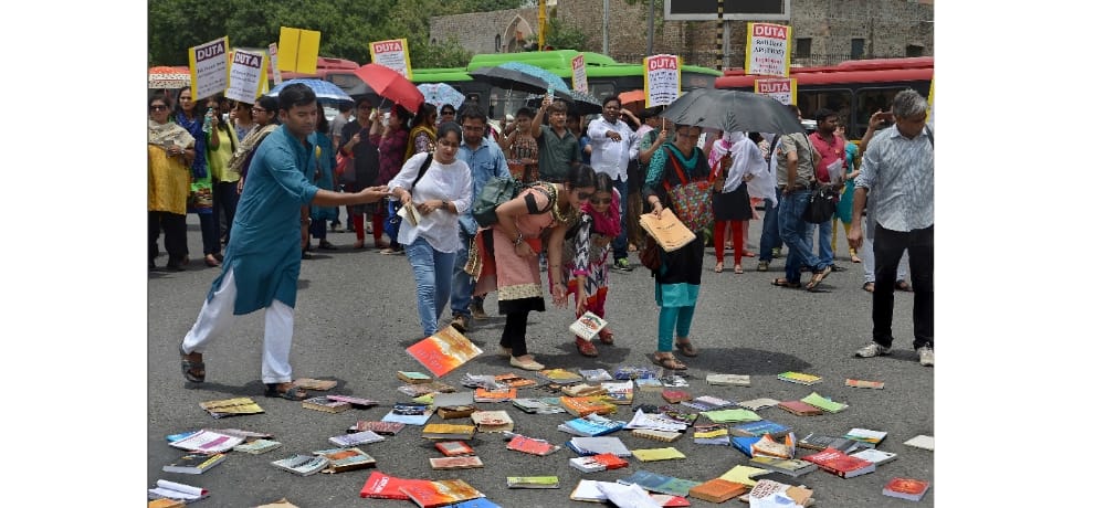 Teachers books wind up on the road between the police by throwing crushed