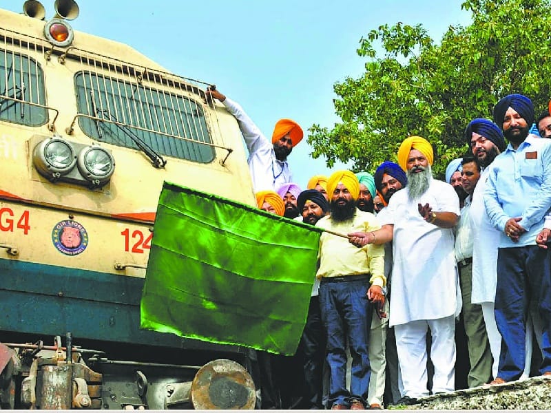 Mukyamantri tirth yatra, MP chandumajra Departs the train in mohali