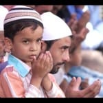 रमजान के जुमे में मस्जिद में नमाज पढ़ते लोग
