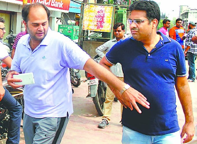 Circuit House at the intersection of 3.90 lakh looted from Saraf
